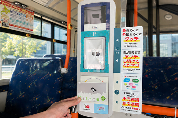 Kitacaをリーダーにタッチしている様子