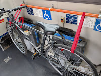 自転車の前後をベルトでしっかり固定してください。