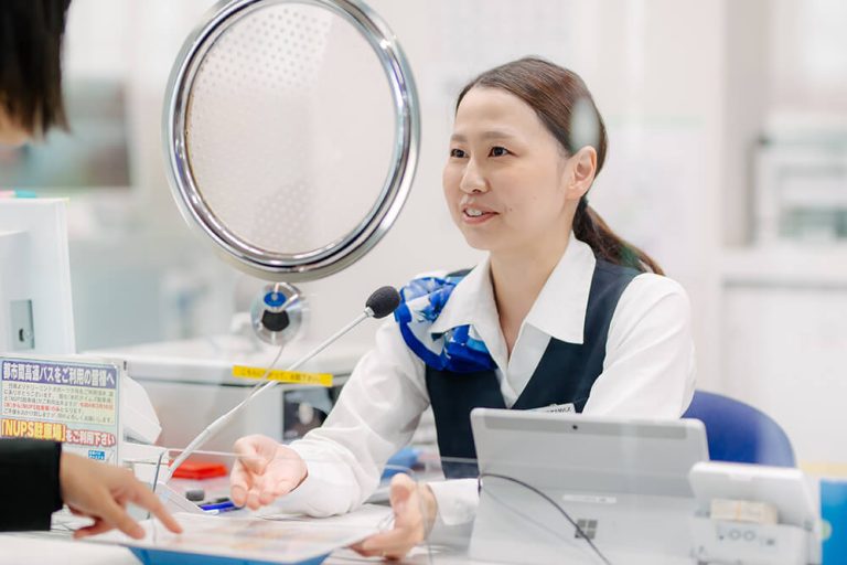 北見バスの窓口案内員の仕事の様子